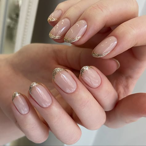 French Tip Nails Rosegold, Gold French Tip Gel Nails, Nail Designs Gold French, Gel Nails Gold Glitter, French Manicure Gold Glitter, Gold Tip Gel Nails, Acrylic Nails Gold Tips, New Years Eve Nails Gold, Rose Gold French Tip Nails Short