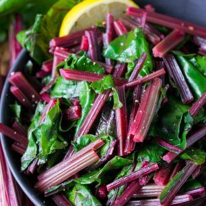 Sautéed Beet Greens - Spend With Pennies Beetroot Leaves Recipe, Beet Leaf Recipes, Beet Green Recipes, Beet Leaves, Sauteed Beet Greens, Greens Recipes, Beet Recipes, Beet Greens, Roasted Beets