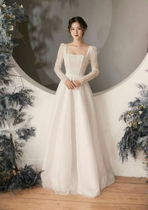 Sparkling Wedding Dress, Korean Wedding Dress, Minimal Wedding Dress, Sparkling Wedding, Simple Wedding Gowns, Bride Dress Simple, Sparkle Wedding Dress, Pretty Wedding Dresses, Minimalist Wedding Dresses