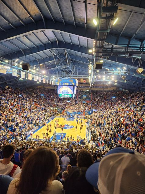 College Basketball Aesthetic, Uaap Basketball, Alabama Basketball, Basketball Arena, Coach Basketball, Ku Basketball, Aau Basketball, College Basketball Game, Kansas University