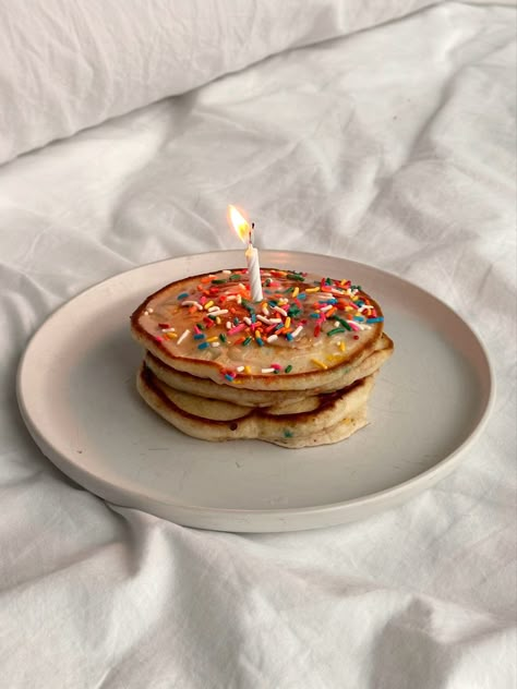 Pancakes For Birthday, Confetti Bedroom, Birthday Morning Aesthetic, Birthday 21 Ideas, Pancake Birthday Cake, Cake Inspo Birthday, Confetti Pancakes, Pancakes Birthday, Pancake Birthday