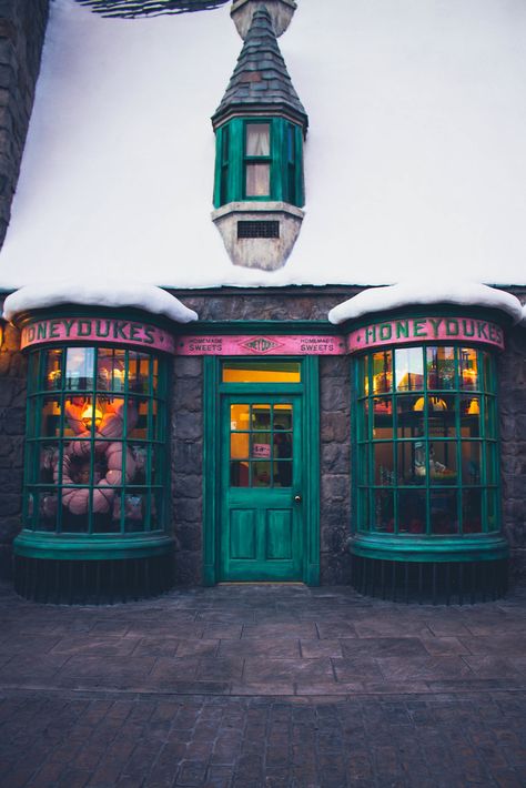 honeydukes | Wizarding World of Harry Potter @ Universal Stu… | Flickr Harry Potter Buildings, Harry Potter Christmas Village, Harry Potter Christmas Theme, Diy Harry Potter Christmas, Library Harry Potter, Harry Potter Bar, Harry Potter Bujo, Harry Potter Hogsmeade, Acnh Harry Potter