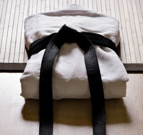 How to Fold Your Karate Gi Like a Japanese--Great steps included in this article! Japanese Jiu Jitsu, Judo Gi, Kalluto Zoldyck, Martial Arts Sparring, Karate Dojo, Martial Arts Belts, Karate Belt, Kyokushin Karate, Alluka Zoldyck