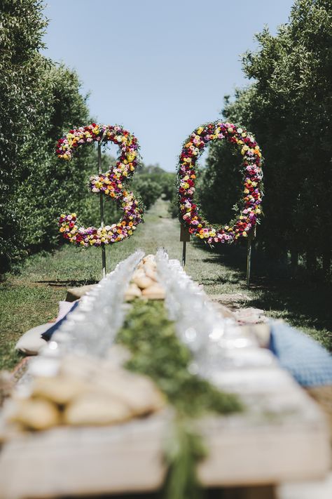 Naomi Miles 30th birthday shot by Amanda Alessi | Spell blog Tenis Party, Floral Numbers, Diy Bohemian, Deco Champetre, 30th Birthday Decorations, Birthday Table Decorations, Birthday Goals, Picnic Birthday, Garden Party Decorations