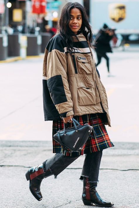 How to Wear Cowboy Boots Without Them Wearing You via @WhoWhatWearUK Nyc Street Fashion, Cowboy Boots Outfit Winter, How To Wear Cowboy Boots, Grey Jeans Outfit, Chill Fashion, Mom Cave, Cowboy Boot Outfits, Black Jeans Outfit, Nyfw Street Style