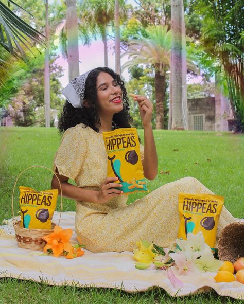 Picnic aesthetic. Picnic snacks. Picnic photoshoot idea. Hippeas. Hippeas snacks. Picnic Snacks, Picnic Photoshoot, Outfit Photoshoot, Picnic Outfit, Aesthetic Picnic, Food Videography, Picnic Aesthetic, Photoshoot Idea, Outdoor Photoshoot