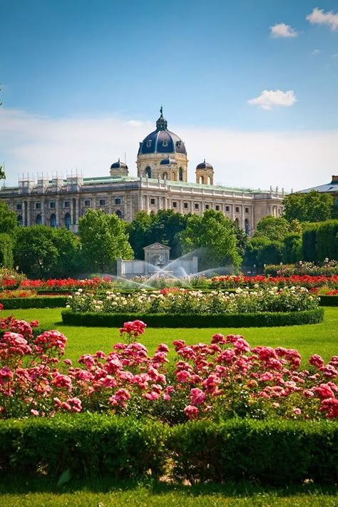 Sí, Viena está en el número 1 de las capitales más habitables del mundo. Más allá de Sissi, el Danubio y el Snichtzel | Vogue España Austria Travel, Vogue Living, Chateau France, Voyage Europe, Beautiful Castles, Innsbruck, Bastille, Vienna Austria, Beautiful Architecture