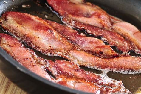 How to Dehydrate Cooked Bacon | Livestrong.com Canned Bacon, Perfect Bacon, Nutrition Club, How To Make Bacon, Protein Packed Snacks, Salad Toppings, Bacon Grease, Dehydrated Food, Cooked Breakfast