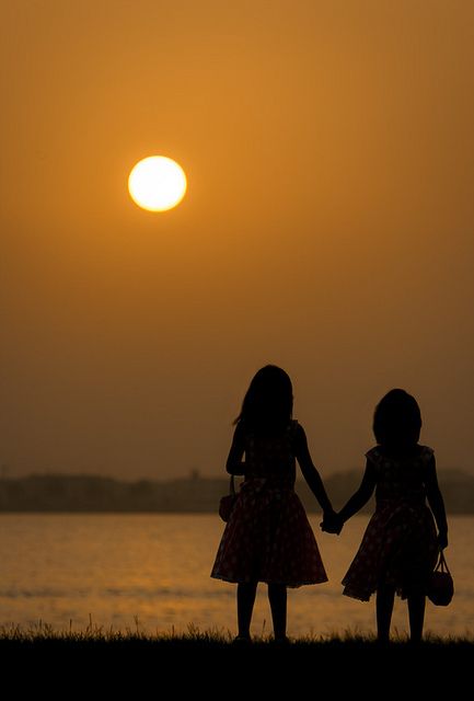 Sisterhood 가족 일러스트, Sisters Drawing, Holding Each Other, Sisters Images, Watching The Sunset, Sisters Art, Love My Sister, Sister Photos, Sisters Forever