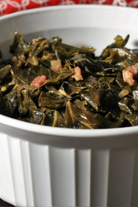 These collard greens are a quick and easy collard greens recipe! Cook the best collard greens using bacon, apple cider vinegar, collard green, red pepper flakes, and brown sugar. You will love cooking these collard greens for a dinner side, Thanksgiving side dish, or Christmas side dish! Canned Collard Greens, Southern Greens, Collard Greens Recipe, Thanksgiving Appetizer Recipes, Best Thanksgiving Recipes, Veggie Meals, Mustard Greens, Collard Greens, Smoked Turkey