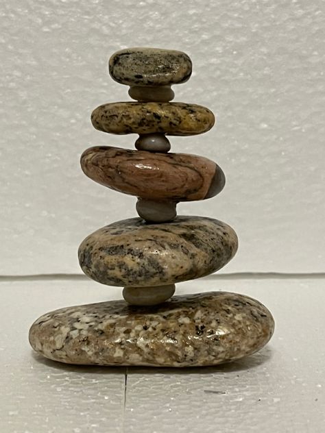 Rock Crafts Diy, Wrapped Rocks, Stone Cairns, Stone Artwork, Art Studio Ideas, Rock Candy, Jewelry Crystal, Cairns, Rock Crafts