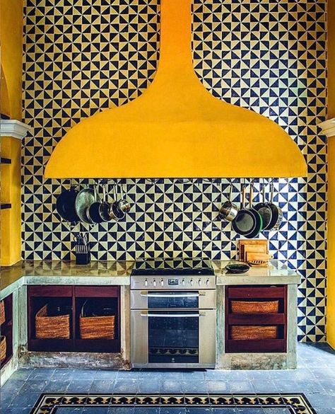 Black And White Tiles, Yellow Kitchen, Yellow Walls, Kitchen Trends, White Tiles, Cheap Decor, Style At Home, Cheap Home Decor, Kitchen Styling