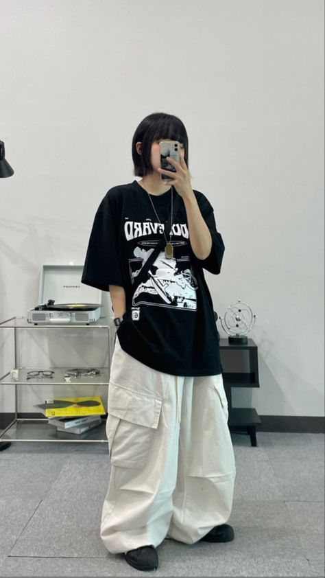 y2k, outfit, aesthetics, outfit inspiration, fashion Baggy Clothes Fashion Women, Trending Baggy Outfits, Outfit Inspo Baggy Shirt, Oversize Japanese Fashion, Baggy Pants And Baggy Shirt, Baggy Clothes Outfit Aesthetic Korean, Cute Baggy Clothes Style, Oversized Style Aesthetic, Baggy Clothes Outfit Tomboy