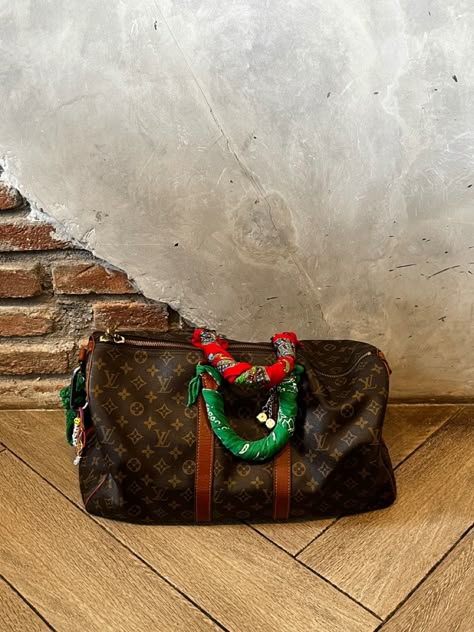 Louis Vuitton Keepall Bag Keepall 50 Louis Vuitton, Louis Vuitton Bag Aesthetic, Louis Vuitton Keepall 45, Louis Vuitton Keepall 50, Travel Bag Essentials, Keepall 45, Vintage Black Glamour, Louis Vuitton Keepall, Magazine Ad