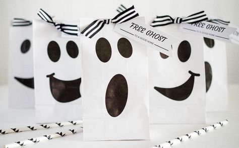 These Halloween Ghost Gift Bags are so fun and perfect for your little ghouls and goblins! A fun Halloween Kids Craft or Halloween Gift idea! Diy Halloween Favors, Free Printable Halloween, Dulces Halloween, Halloween Gift Bags, Halloween Goodie Bags, Ghost Gifts, Ghost Party, Halloween Favors, Halloween Goodies