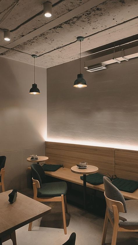 Minimalistic Cafe Design, Minimalist Cafe Interior Design, Industrial Interior Design Cafe, Minimalistic Coffee Shop, Cafe Minimalist, Small Restaurant Interior, Coffee Shop Concept, Modern Restaurant Design, Corner Cafe