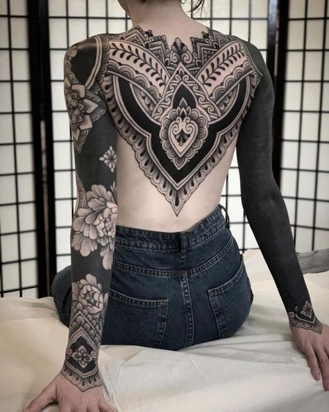 Tattoo Styles - Everything you need to know | Cuded Jack Peppiette, Black Sleeve Tattoo, Backpiece Tattoo, Tato Minimal, Solid Black Tattoo, Back Piece Tattoo, Blackout Tattoo, Muster Tattoos, Inspiration Tattoos