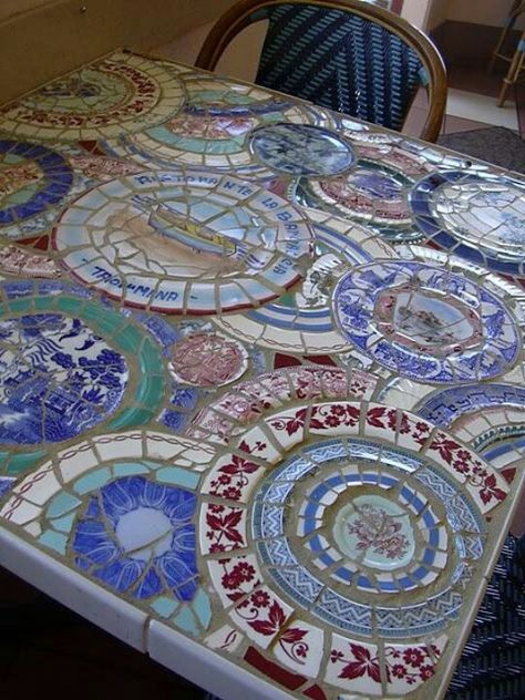 Broken China Mosaic Table Top- Would love to learn how to do this. Mosaic Madness, Mosaic Stained, Viria, Mosaic Table, Mosaic Garden, Broken China, Mosaic Projects, Mosaic Designs, Stained Glass Mosaic