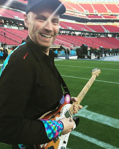 95.2 mil curtidas, 388 comentários - Coldplay🌙☀️ (@coldplay) no Instagram: “Jonny at #SB50 rehearsals.” Coldplay Songs, Phil Harvey, Coldplay Music, Chris Martin Coldplay, Jonny Buckland, Shiny Happy People, Chris Martin, Viva La Vida, Brit Awards