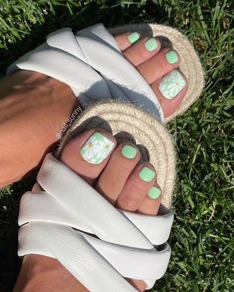 Mint Pedicure, Green Toe Nails, Pedicure Designs Summer, Spring Pedicure, Cute Pedicures, Feet Nail Design, Pedicure Designs Toenails, Summer Pedicure, Pedicure Nail Designs