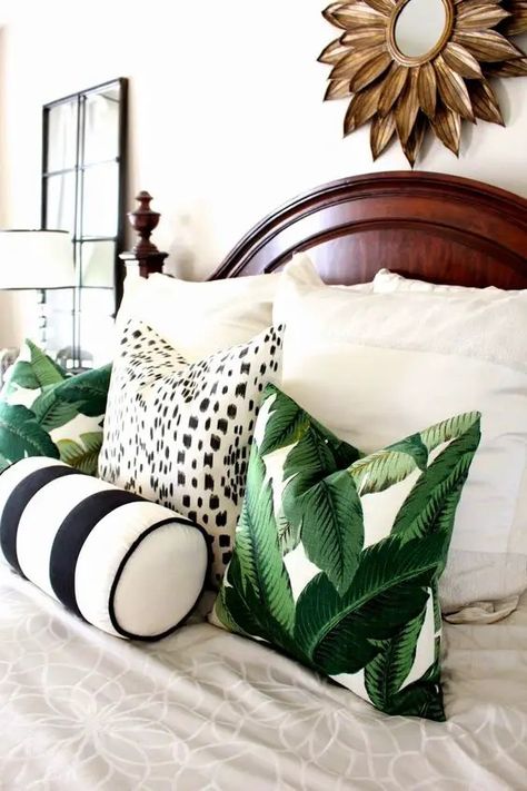 Tropical Home Decor: Pineapples and Palm Trees - DianneDecor.com Tropical Bedrooms, Deco Rose, Beautiful Bedrooms, My New Room, Guest Bedroom, Home Decor Inspiration, Bedroom Inspirations, Home Bedroom, Home Deco