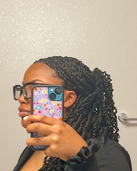 Passion Twist With Claw Clip, Passion Twists Hairstyle Claw Clip, Passion Twist Claw Clip Hairstyle, Passion Twists Dark Skin, Claw Clip Passion Twist, Passion Twist Claw Clip, Passion Twists Claw Clip, Small Passion Twists Hairstyle, Boho Passion Twists Black Women