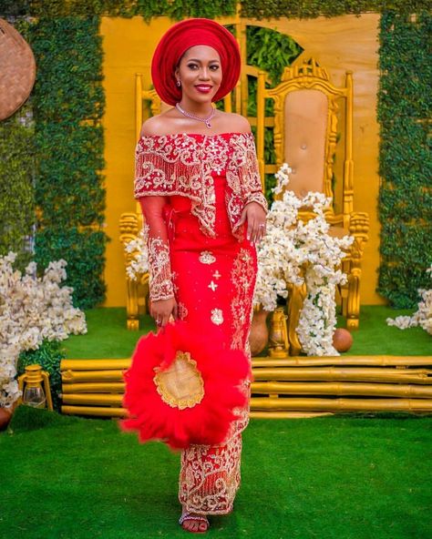 Omalicha Ada igbo with her sqaud..... 📷 via @kreamagazine - Let's dance Bride @mz_cheesom Groom @rickrudboy Mua @sleekbeautyshop Asoke… Hausa Wedding, Igbo Bride, Igbo Wedding, Yoruba Wedding, African Bride, Nigerian Lace, Naija Fashion, Let's Dance, Nigerian Wedding