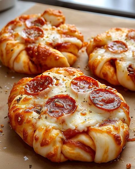 "WOULD YOU EAT THIS TREMENDOUS 🍕 Four Cheese Pepperoni Pizza Knots 🧀? ""Perfect for game night or a fun family dinner, these cheesy delights are sure to please!"" 🍽️ Ingredients 🍽️ - 1/4 cup Parmesan cheese, grated - 1/4 cup provolone cheese, shredded - 1/2 cup mozzarella cheese, shredded - 1/2 cup marinara sauce - 1 tsp Italian seasoning - 1 egg, beaten (for egg wash) - 1/2 cup pepperoni slices - 1/4 cup cheddar cheese, shredded - 1 lb pizza dough 🧑‍🍳 Directions 🧑‍🍳 1. Preheat your oven t... Pizza Knots, Marinara Pizza, Square Pizza, Cheesy Pizza, Food Babe, Provolone Cheese, Yummy Comfort Food, Food Recepie, Egg Wash