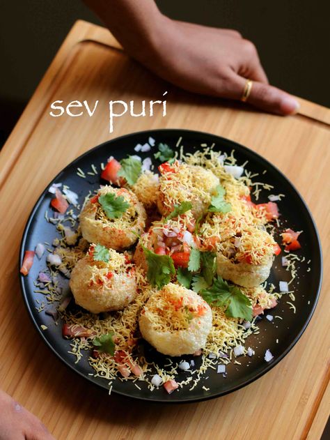 sev puri recipe | how to make sev poori chaat recipe - http://hebbarskitchen.com/sev-puri-recipe-sev-poori-chaat/ Ragda Recipe, Dahi Papdi Chaat Recipe, Sev Puri, Desi Street Food, Puri Recipe, Puri Recipes, Pani Puri, Quick And Easy Appetizers, Chaat Recipe