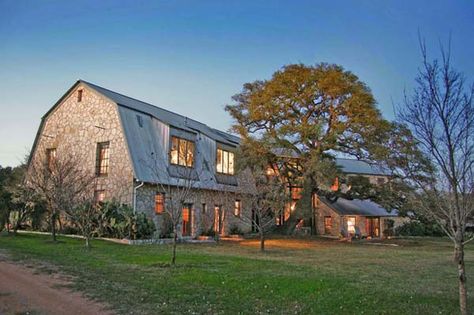 Blanco Residence-Jackson & McElhaney Architects-03-1 Kindesign Gambrel House, Converted Barn Homes, Church Conversions, Barn Living, Country Barns, Converted Barn, Barn Renovation, House Dream, Party Barn