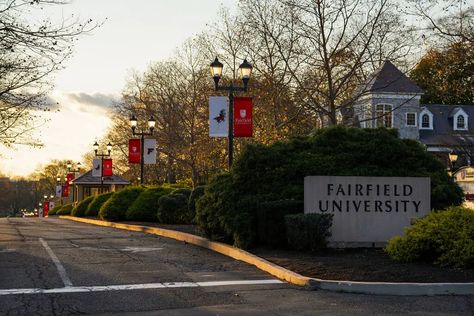 How Fairfield University Ended Up With Few Low-Income Students - The New York Times Fairfield University, Student Numbers, First Year Student, New College, Good Student, College Campus, Low Income, Financial Aid, Local Government