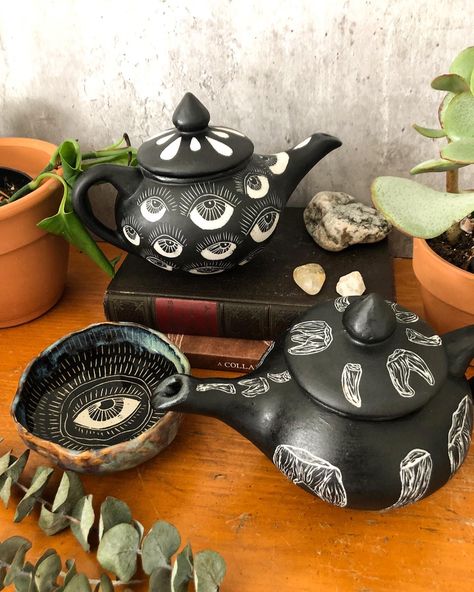 Ceramics Hand Building Ideas, Lotr Pottery, Acotar Pottery, Big Clay Projects, Goth Pottery, Pottery Underglaze Ideas, Witchy Ceramics, Living Room Witchy, Witchy Pottery