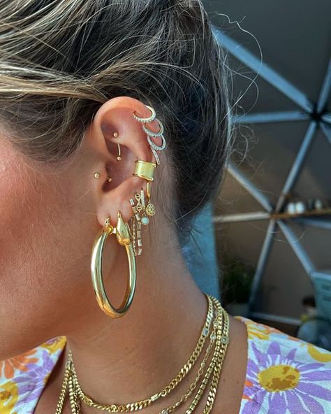 Dangle Earrings Outfit, Piercing Placement, Getting Ears Pierced, Cute Nose Rings, Piercings Ear, Piercing Inspo, Cool Piercings, Ear Party, Cute Piercings