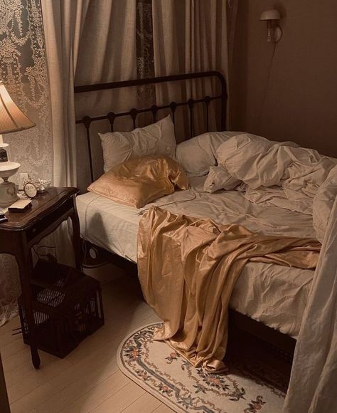 Beige aesthetic dark academia light academia antique aesthetics Dark Academia Bedroom, Academia Bedroom, Dark Academia Room, Academia Room, Vintage Bedroom, Pretty Room, Dreamy Room, Dream Room Inspiration, Cozy Room