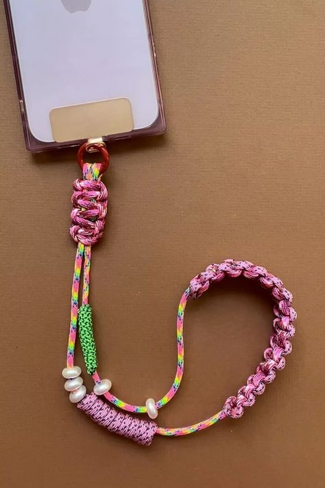 Screenshot Macrame Phone Lanyard, Macrame Phone Strap, Phone Charms Diy, Paracord Strap, Paracord Belt, Paracord Projects Diy, Diy Lanyard, Paracord Knots, Paracord Keychain