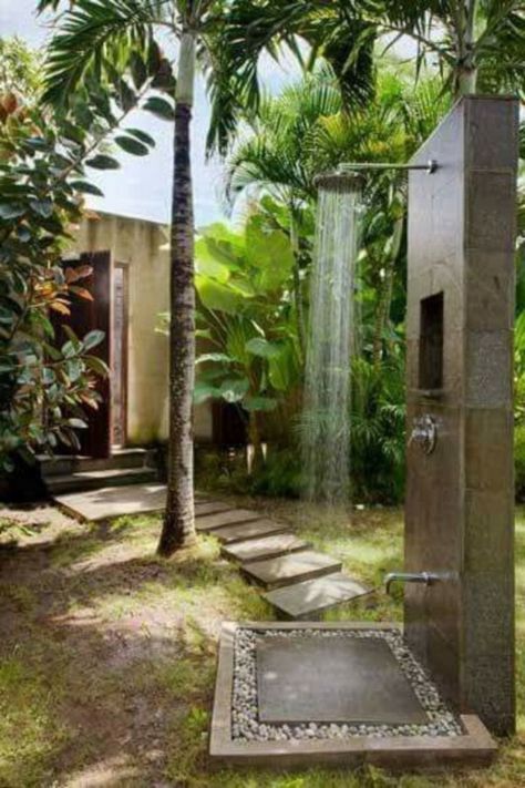 Outside Showers, Outdoor Bathroom Design, Outdoor Baths, Desain Pantry, Stone Shower, Pool Shower, Garden Shower, Outdoor Bath, Outdoor Bathrooms