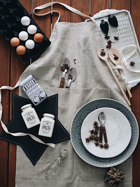 Apron Photoshoot Ideas, Apron Photography, Burlap Table Runner Diy, Cloth Photography, Street Photography Urban, Graze Box, Cooking Photography, Kitchen Cloth, Table Runner Diy