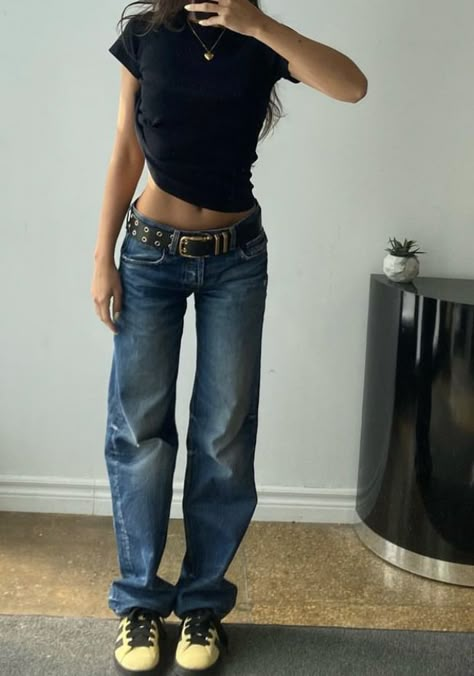 Model Off Duty Style 90s, Y2k Minimalist, Minimalist Streetwear, Models Off Duty Style, Blue Jean Outfits, Low Waisted Jeans, Fits Inspo, Women's Belt, School Fits