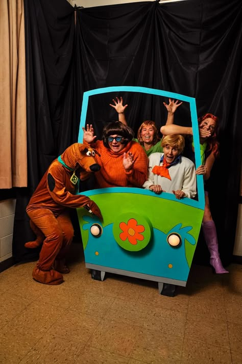 Scooby Doo Mystery Machine Diy, Scooby Doo Office Decorations, Scooby Doo Halloween Door Decorations, Scooby Doo Photo Booth, Mystery Machine Photo Prop, Scooby Doo Door Decoration Halloween, Scooby Doo Hallway Decorations, Scooby Doo Birthday Party Ideas Games, Mystery Machine Photo Booth