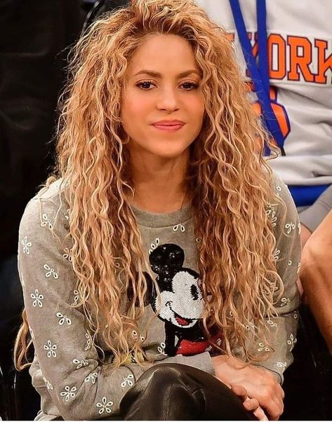 Shakira Curly Hair, Shakira Street Style, Hairstyles For High Foreheads, Latin Goddess, Lorde Hair, Shakira Hair, Shakira Style, 2015 Hairstyles, Haircut And Color