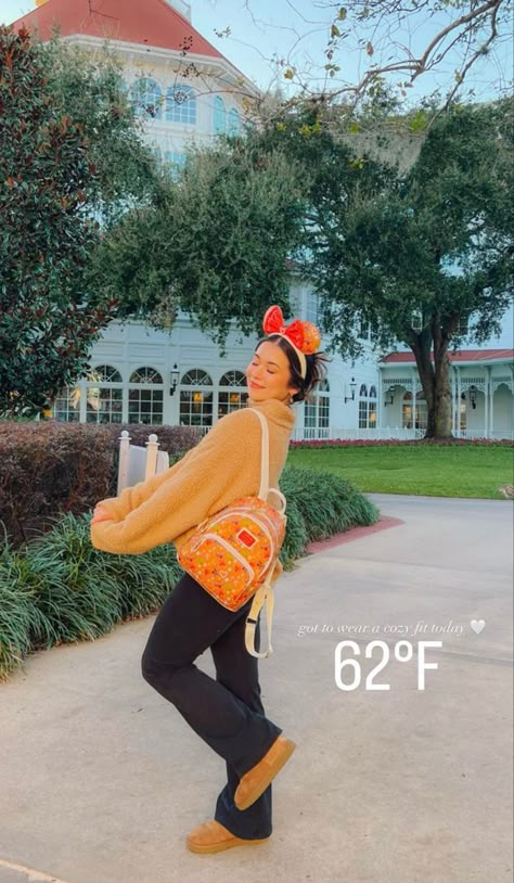 Disney Outfits Aesthetic Winter, Subtle Disneybound, Cute Disney Halloween Outfits, Disney Outfits November, Disney Athletic Outfits, Disneyland Outfit Ideas Winter, Disneyland Fall Outfit, Disney October Outfits, Disney World Winter Outfits