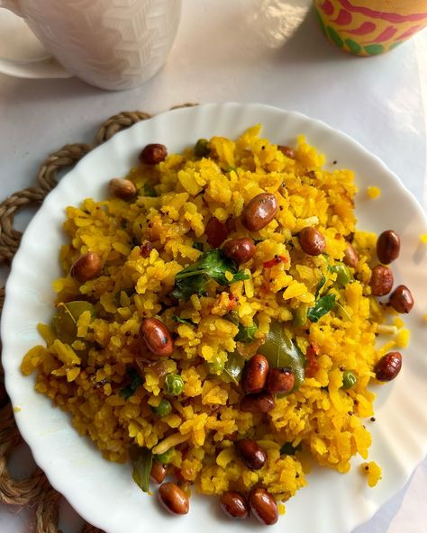 Vegetable Poha✨ One of most popular healthy Indian breakfast dish made with flattened rice known as poha😋 . . . Keep follow @myexperiencediaries for more videos🙌🏻 #poha #lunchtime #thali #indianfood #northindianfood #desikhana #simplefood #gharkakhana #homecookedmeal #roti #narathac Healthy Breakfast Indian, Jnv Life, Healthy Indian Breakfast, Indian Diet, Healthy Indian Recipes, Food Aesthetics, Catering Ideas Food, Tastemade Recipes, Homecooked Meals