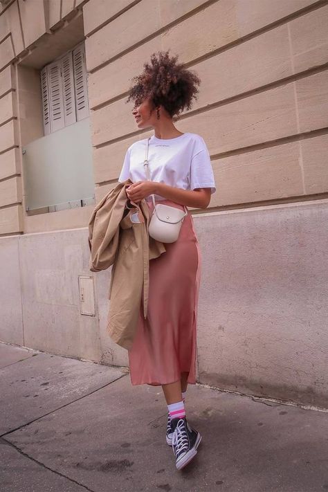 Slip Skirt Outfit, Pink Silk Skirt, Pink Skirt Outfits, Silk Skirt Outfit, Skirts With Sneakers, Estilo Real, Work Skirts, Looks Black, Slip Skirt