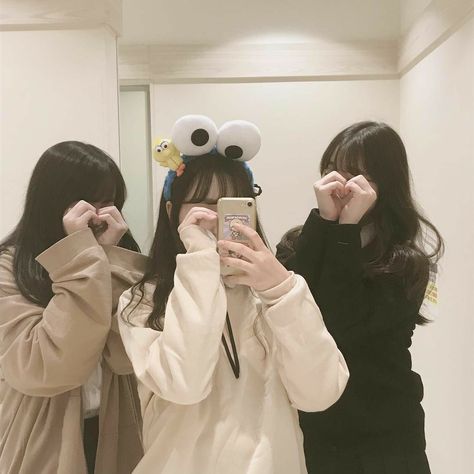 Best Frind, Besties Pictures, Tomboy Girls, 3 Best Friends, Cute Home Screen Wallpaper, Bff Poses, Three Best Friends, Korean Best Friends, Friend Pictures Poses