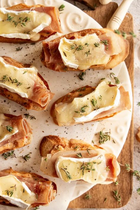 Baked Brie Crostini with Prosciutto and Jalapeno Pepper Jelly Prosciutto Brie Appetizer, Brie Prosciutto Crostini, Pepper Jelly Appetizer, Brie Prosciutto, Pepper Jelly Dip, Prosciutto Crostini, Brie Crostini, Jalapeno Pepper Jelly, Brie Appetizer