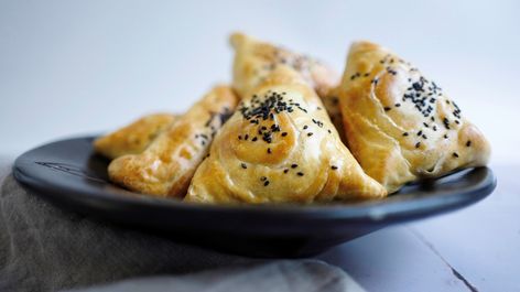 Cheesy Puff Pastry, Turkish Recipe, Turkish Dishes, Matzo Meal, Braided Bread, Phyllo Dough, Filling Breakfast, Coconut Macaroons, Flaky Pastry