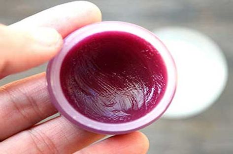 How To Make Beetroot Lip Balm At Home Tinted Lip Balm Diy, Lip Stain Diy, Diy Hair Scrub, Beetroot Lip Balm, Lip Balm At Home, Natural Lip Balm Recipe, Remedies For Dark Lips, Coconut Oil Lip Balm, Natural Pink Lips