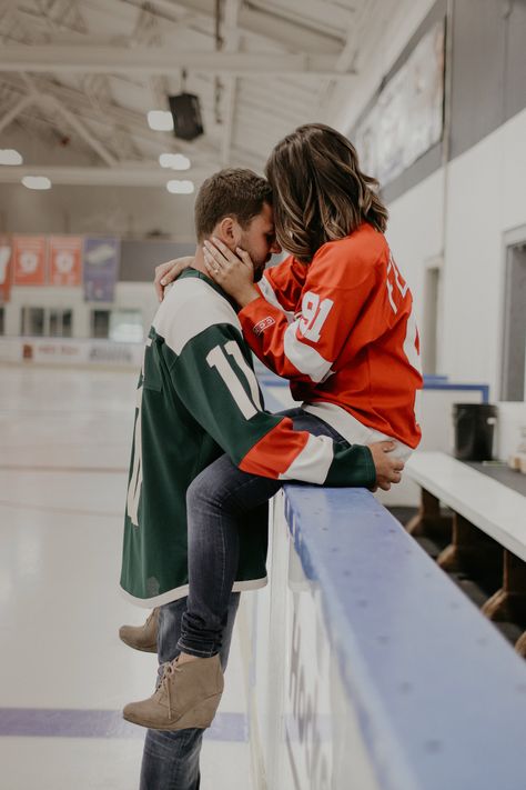 Hockey Family Christmas Pictures, Hockey Proposal Engagement, Hockey Family Photos, Family Hockey Photo Ideas, Hockey Family Pictures, Hockey Pictures Couples, Ice Skating Engagement Photos, Hockey Wedding Ideas, Sports Engagement Photos