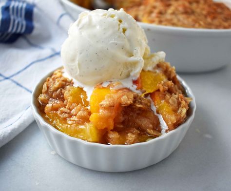 Nectarine Dessert, Nectarine Crumble, Nectarine Crisp, Nectarine Recipes, Summer Halloween, Peach Dessert Recipes, Starbucks Diy, Oat Crumble, Peach Desserts