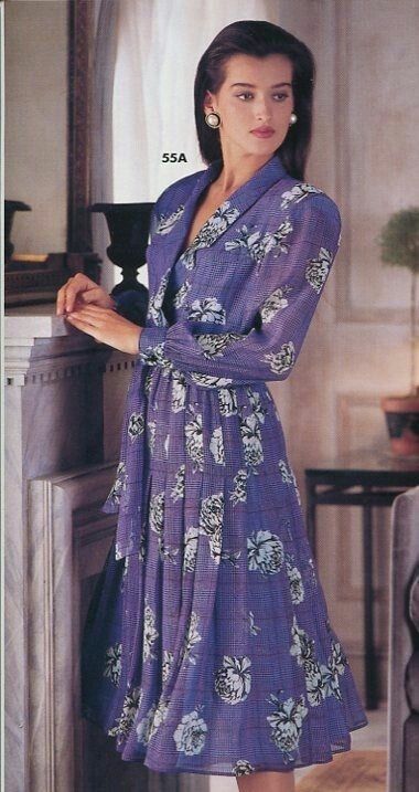 Housewife Dress, 90s Fashion Women, 1990s Fashion, Woman Suit Fashion, Vogue Fashion, Fashion Design Clothes, Maxi Dress Blue, New Classic, Classy Women